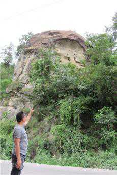 貴州畢節(jié)輔處僰人懸棺遺址背后發(fā)現(xiàn)多座疑似懸棺巖