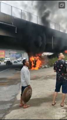 湖南雙峰一小車撞至路邊橋墩致車輛起火，兩人當(dāng)場死亡