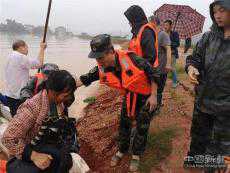 迎戰(zhàn)強(qiáng)降雨丨衡陽武警轉(zhuǎn)移300余受災(zāi)群眾、30余批次重要物資