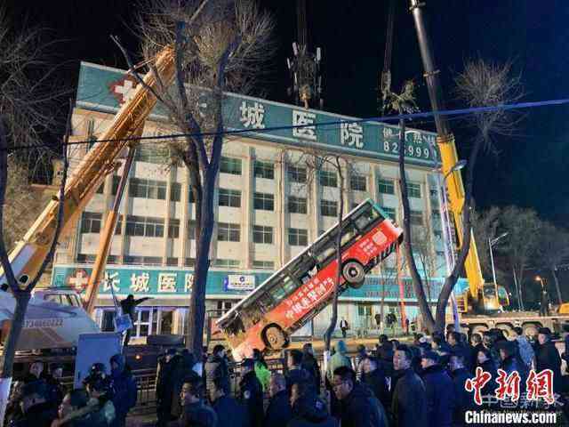 西寧南大街路面坍塌事故：失聯(lián)人數(shù)上升至10人