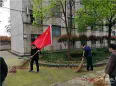 共華鎮(zhèn)中心校開(kāi)展“搞好環(huán)境衛(wèi)生，迎接學(xué)子歸?！被顒?dòng)