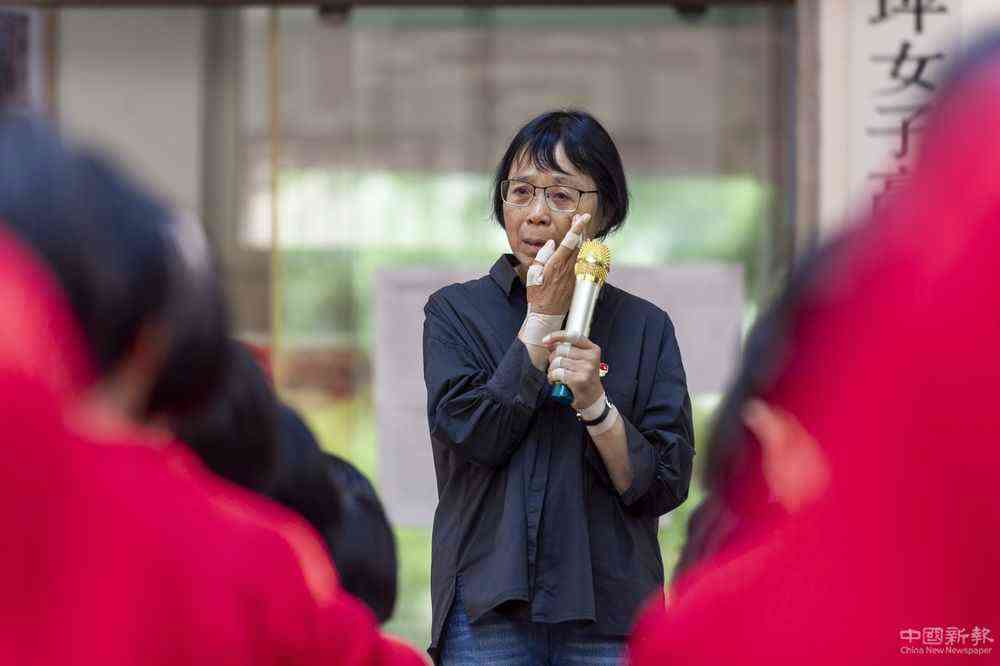 9月5日，云南麗江華坪女子高級中學校長張桂梅在給學生們上課時落淚。2008年，張桂梅創(chuàng)辦華坪女高，招收的學生大多來自貧困山區(qū)，不少學生基礎差，甚至中考分數(shù)遠低于當?shù)馗咧械淖畹弯浫【€。12年來，經(jīng)過張桂梅的悉心調教，已有1800多名大山女孩從這里考上大學。由于連續(xù)多年高負荷工作，患有骨瘤、肺氣腫等疾病的張桂梅身體已不堪重負，但她仍堅守在學生身旁，燃燒自己，照亮大山女孩的夢。新華社發(fā)（陳欣波 攝）