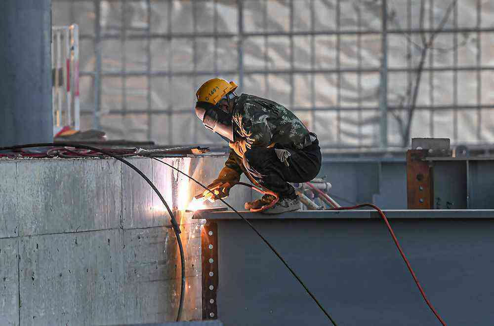 2021年1月1日，工人在?？趪?guó)際免稅城項(xiàng)目免稅商業(yè)中心工地施工。