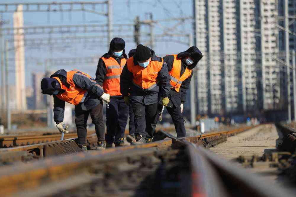 1月8日，沈陽電務段沈陽信號車間工作人員在沈陽火車站附近進行例行巡檢。