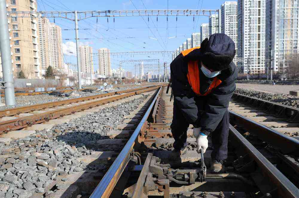 1月8日，沈陽電務段沈陽信號車間工作人員在沈陽火車站附近進行例行巡檢。