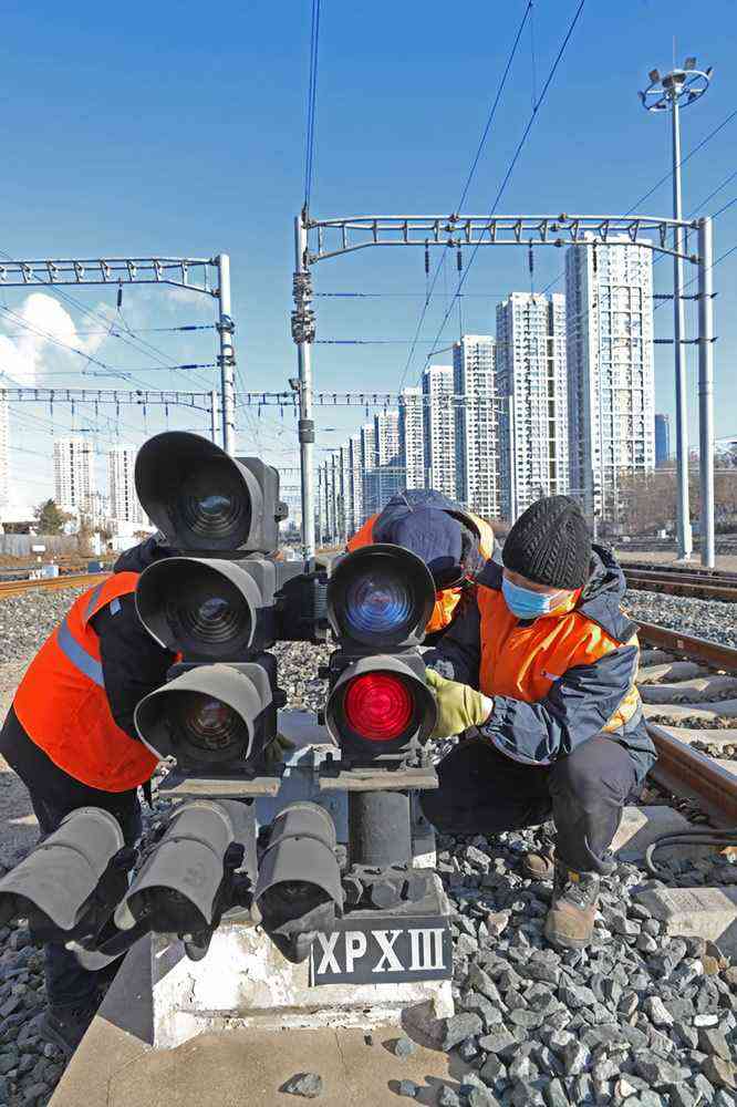 1月8日，沈陽電務段沈陽信號車間工作人員在沈陽火車站附近進行信號機檢修作業(yè)。