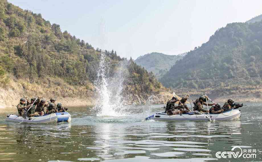 廣西賀州：武警特戰(zhàn)隊(duì)員野外極限訓(xùn)練錘煉實(shí)戰(zhàn)能力