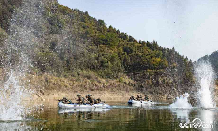 廣西賀州：武警特戰(zhàn)隊(duì)員野外極限訓(xùn)練錘煉實(shí)戰(zhàn)能力