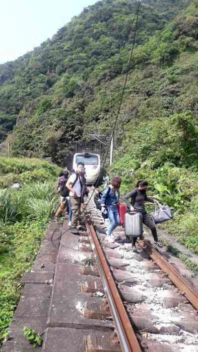 臺鐵408次樹林開往臺東的太魯閣號列車2日在花蓮大清水隧道出軌，列車共8節(jié)車廂，搭車乘客約350人。圖片來源：臺灣“中央社”記者盧太城 (臺鐵提供)