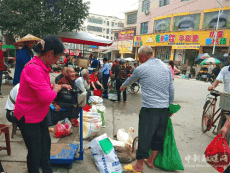 端午來臨?武岡市灣頭橋鎮(zhèn)集市?粽葉俏銷