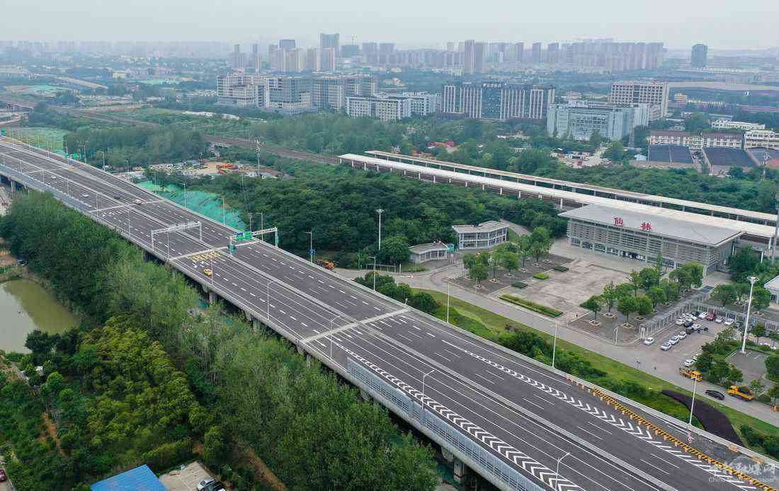 6月30日，車輛行駛在312國道南京段改擴(kuò)建工程主線高架橋上（無人機照片）。