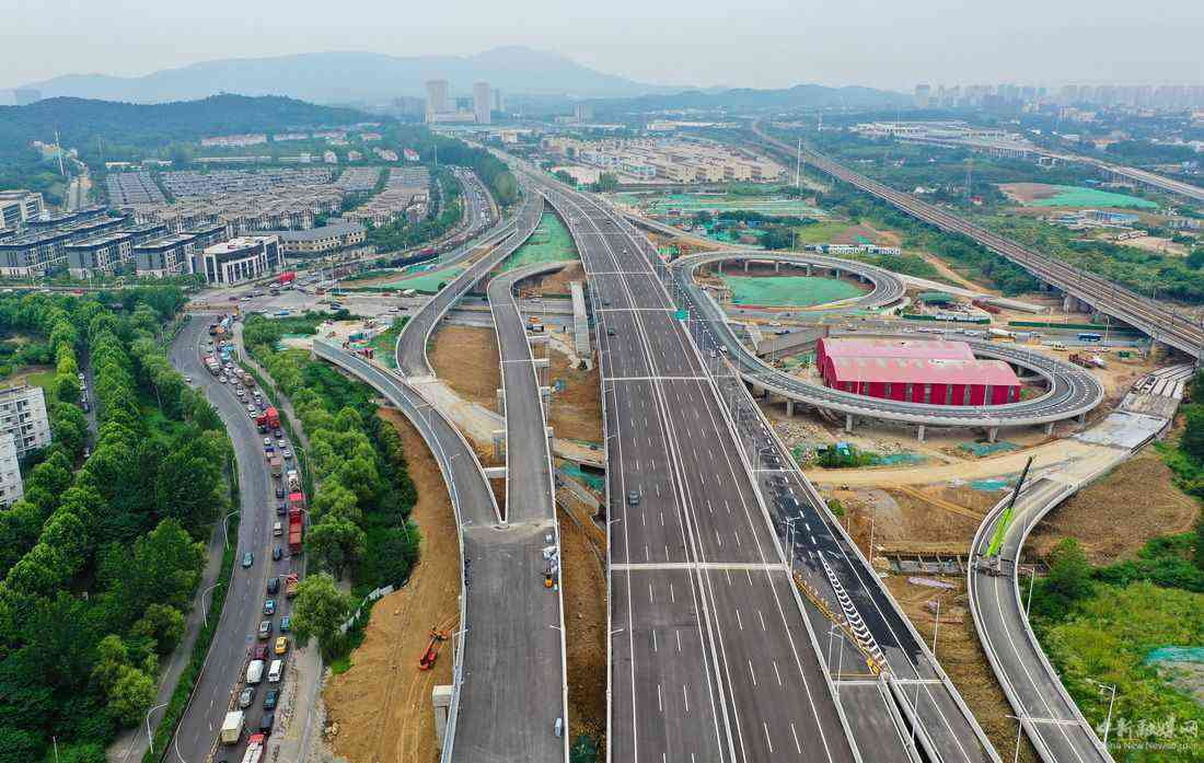 6月30日，車輛行駛在312國道南京段改擴(kuò)建工程主線高架橋上（無人機照片）。