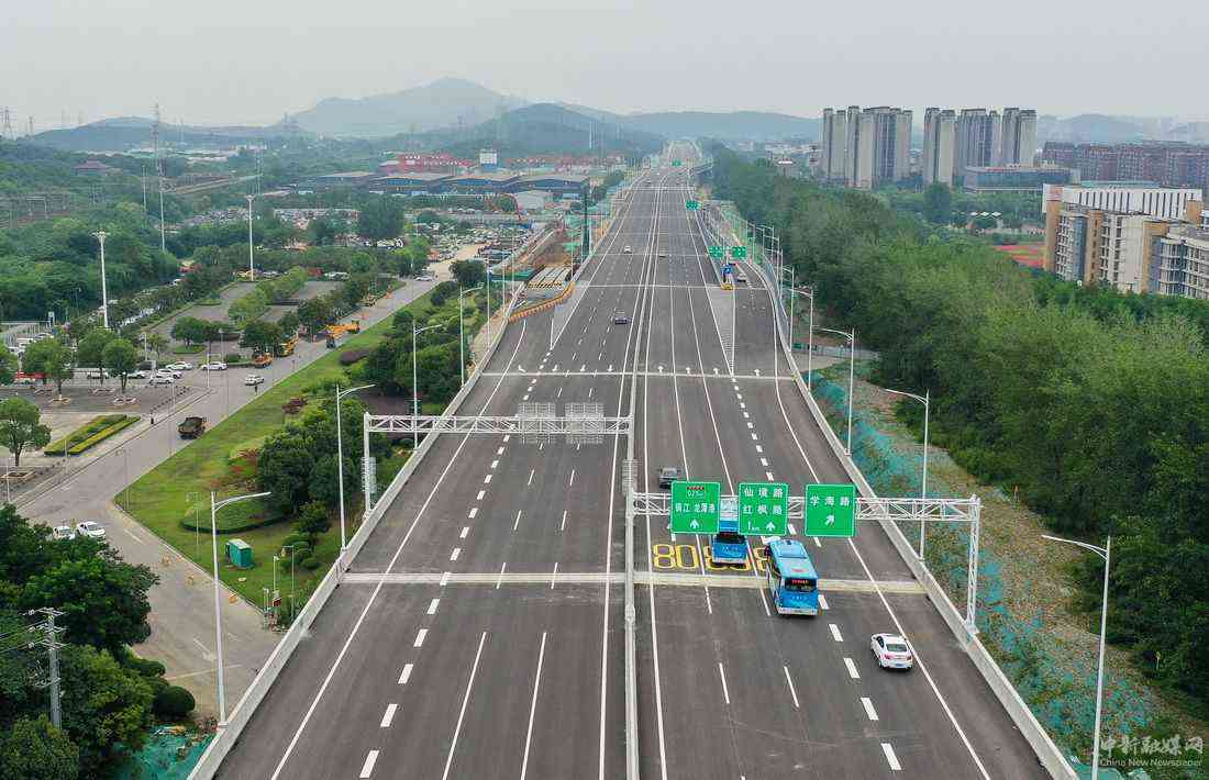 6月30日，車輛行駛在312國道南京段改擴(kuò)建工程主線高架橋上（無人機照片）。