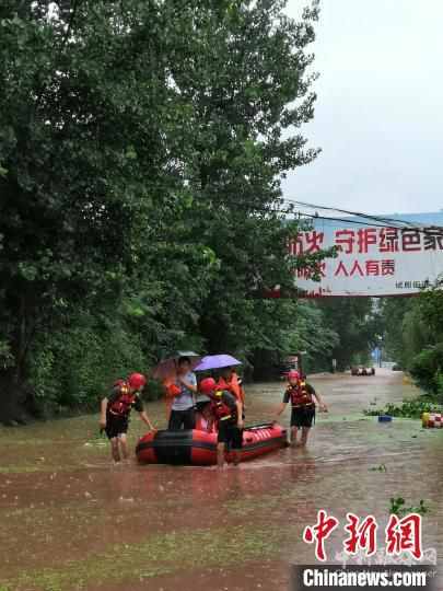 四川達(dá)州強降雨致洪澇災(zāi)害：救援人員救出被困民眾