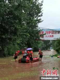 四川達州強降雨致洪澇災害：救援人員救出被困民眾