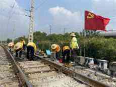 合肥電務(wù)段亳州車間確保中秋節(jié)暢通 全面“體檢”信號設(shè)備