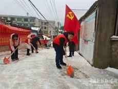 湖南城步縣茅坪鎮(zhèn)黨員干部齊動(dòng)手掃雪除冰暖人心