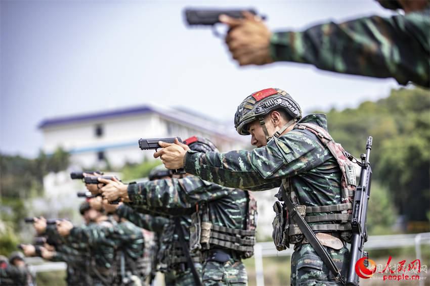 3月15日，武警廣西總隊(duì)北海支隊(duì)特戰(zhàn)隊(duì)員正在進(jìn)行手步槍轉(zhuǎn)換射擊。