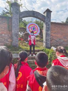 湖南武岡市灣頭橋鎮(zhèn)中心小學師生清明祭英烈傳承愛國情