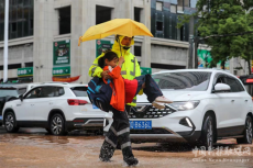 暴雨中的公主抱——?jiǎng)e怕，有交警叔叔在