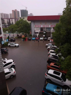 衡陽(yáng)市實(shí)驗(yàn)中學(xué)：暴雨襲城困校園 愛心午餐暖學(xué)子??