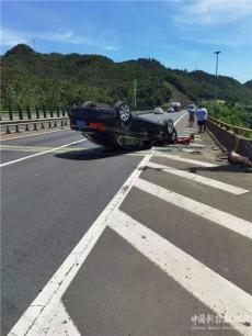 寶馬車(chē)高速翻車(chē)駕駛員受傷 巡查隊(duì)員救助安撫情暖人心