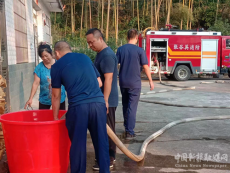 消防車變身送水車！張谷英鎮(zhèn)消防站送水百余噸潤(rùn)民心?