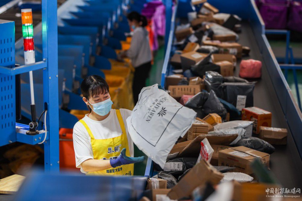 11月10日，在湖南省永州市藍山縣一家物流企業(yè)，工作人員在分揀快遞。新華社發(fā)（彭華 攝）