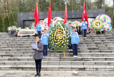 桐梓縣婁山關(guān)街道再思學(xué)校開展清明祭掃活動