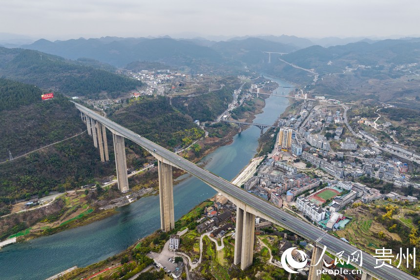 位于貴州省遵義市播州區(qū)烏江鎮(zhèn)境內(nèi)的烏江之上分別有蘭海高速烏江特大橋、川黔公路烏江雙曲拱大橋、貴遵高等級(jí)公路烏江斜拉橋、川黔鐵路烏江大橋、渝貴鐵路烏江大橋經(jīng)過，形成了五橋飛渡烏江的景觀。人民網(wǎng)記者 涂敏攝