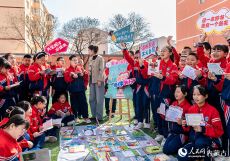 內蒙古呼和浩特：“圖書漂流”傳書香  