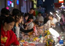 寧夏銀川：發(fā)展“夜經濟” 激發(fā)消費活力