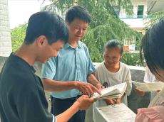 胡普友：因?yàn)槲沂且幻伯a(chǎn)黨員 有一股勁一股教育熱情