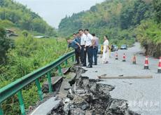 劉豐華到寧家坪鎮(zhèn)調(diào)研公路隱患和鄉(xiāng)村道路建設(shè)工作