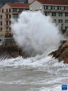 浙江溫嶺：臺(tái)風(fēng)“海葵”近 沿海掀巨浪