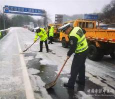 湖南：藍(lán)山風(fēng)雪中的南風(fēng)坳交警書寫“平安曲”