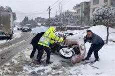 邵陽市武岡交警全力應(yīng)對(duì)冰雪天氣確保道路安全暢通