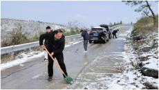 湖南寧遠(yuǎn)縣禾亭鎮(zhèn)：掃雪除冰保安全 黨員先行暖人心