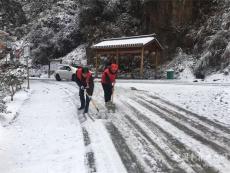 休寧縣月潭湖鎮(zhèn)：黨員干部齊上陣 掃雪清街護(hù)民行