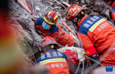 云南鎮(zhèn)雄山體滑坡災(zāi)害救援繼續(xù)