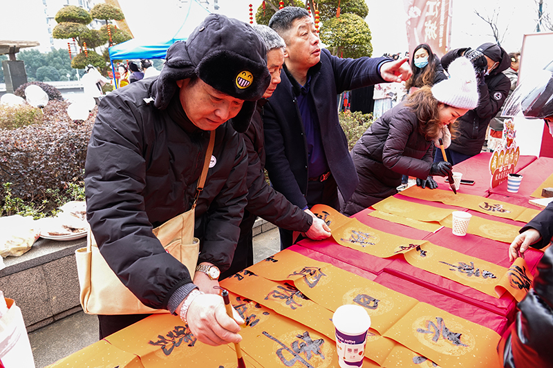 現(xiàn)場書寫春聯(lián)。蕪湖市文化和旅游局供圖