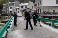 休寧縣鶴城鄉(xiāng)：村民橋上除冰雪?護(hù)航交通保安全