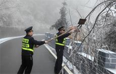 黃山交通執(zhí)法：堅(jiān)守冰雪一線 保障道路安全