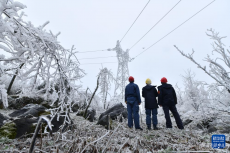 廣西：鏖戰(zhàn)冰雪保供電