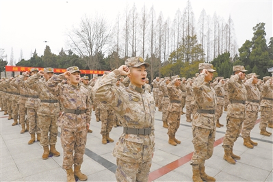 第71集團軍某旅組織官兵前往劉老莊八十二烈士陵園開展“祭奠英魂、緬懷先烈”活動。圖為官兵在紀念碑前重溫入伍誓詞。王文周攝