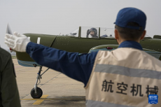 “雛鷹”放飛——海軍首批艦載機(jī)女飛行學(xué)員首次單飛目擊