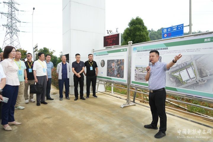 與會嘉賓參觀花溪區(qū)文體康裝備制造基地。貴州省體育局供圖