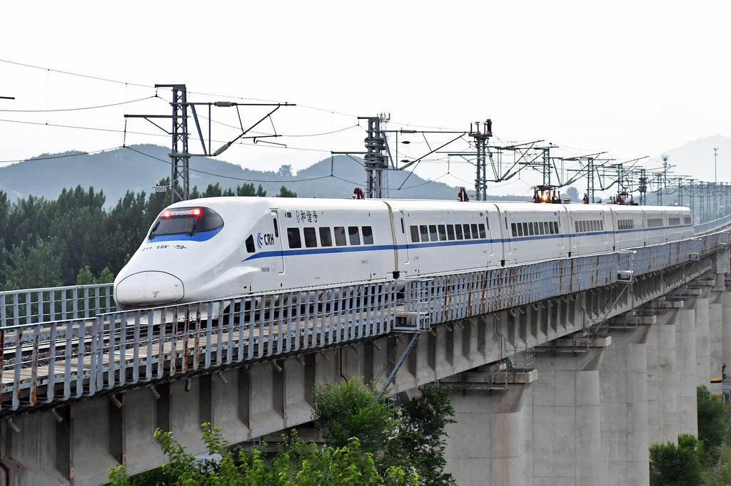 6月14日，一列動車組列車在山東省煙臺市境內(nèi)行駛。新華社發(fā)（孫文潭 攝）