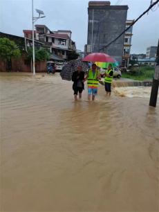 湖南宜章黃沙鎮(zhèn)：風(fēng)雨無阻勇?lián)?dāng) 筑牢防汛“安全堤”