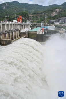 福建水口水電站開(kāi)啟今年第六次泄洪